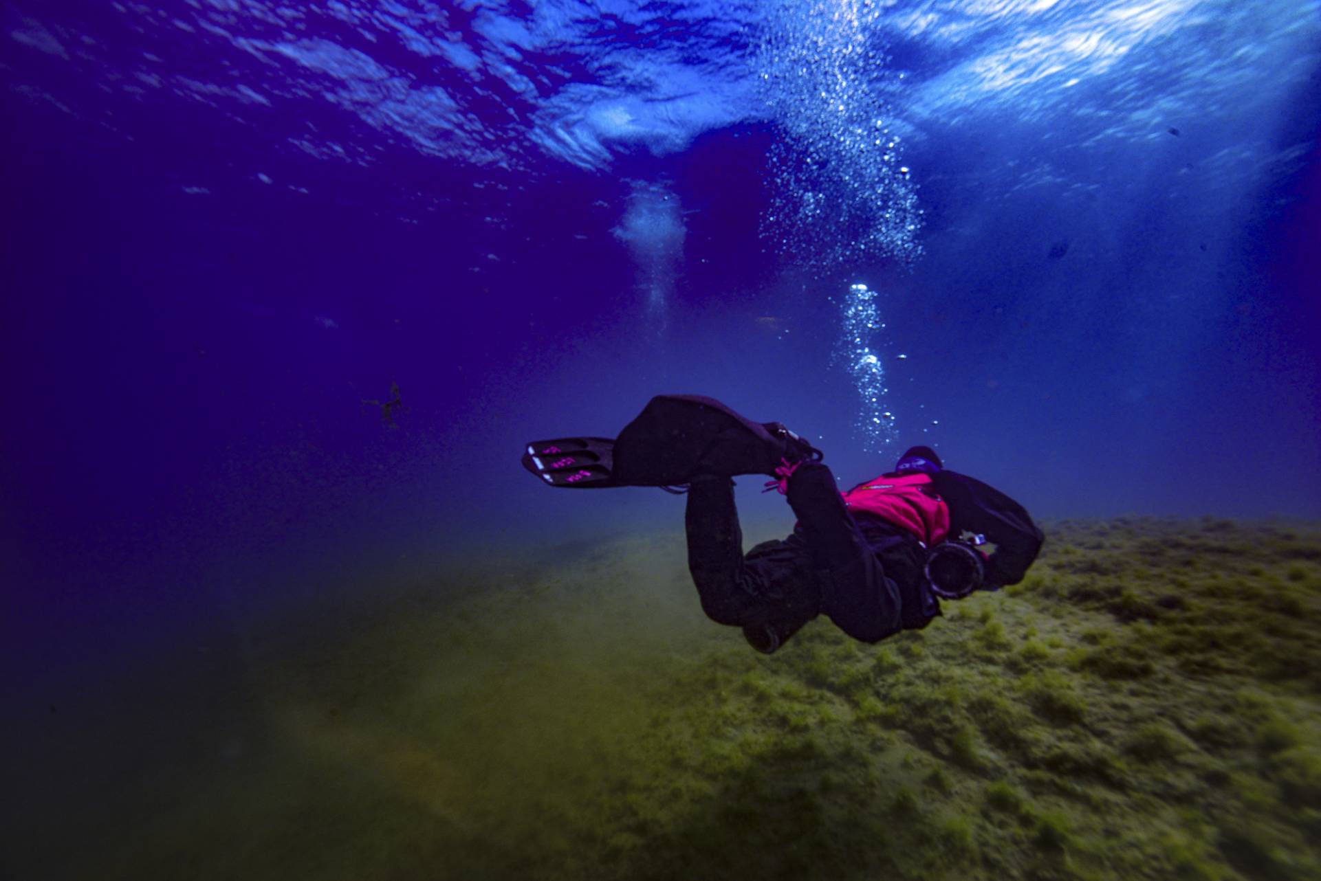 Sidemount diver in Hvalvatn