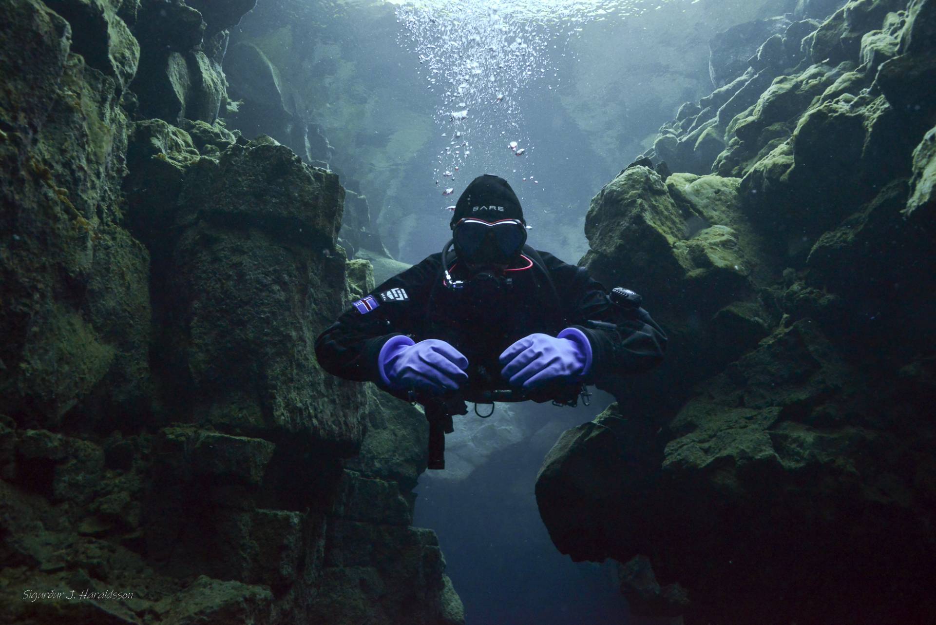 Sidemount diver in Silfra.